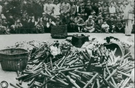 1950年2月24日,政务院发出《关于严禁鸦片烟毒的通令》。图为政府收缴的烟具和赌具。