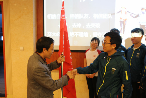 1556174912.jpg A队授旗.jpg