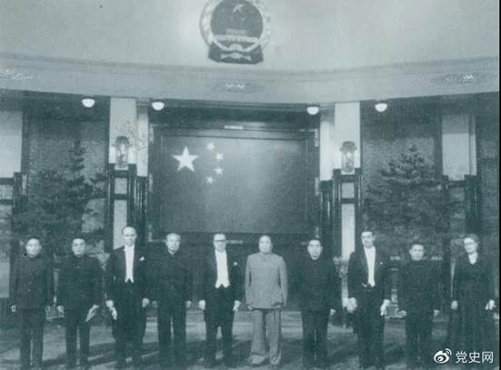 1955年1月28日,毛泽东在中南海接受芬兰首任驻华大使孙士敦递交的国书。