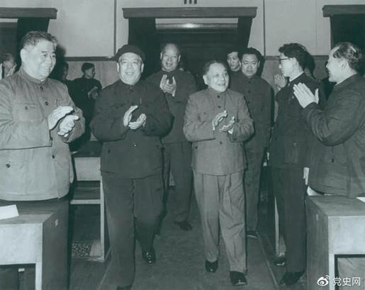 1983年2月13日,邓小平出席浙江省委、省政府举行的新春联欢会,向浙江人民祝贺新年。