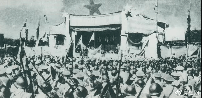 1950年5月19日,人民解放军解放舟山群岛。图为舟山军民举行庆祝解放大会。