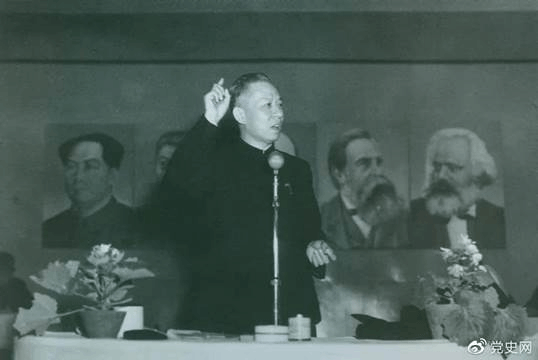 1951年3月28日,刘少奇在第一次全国组织工作会议上作报告。
