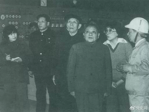 1984年2月,邓小平和王震在上海视察宝山钢铁总厂